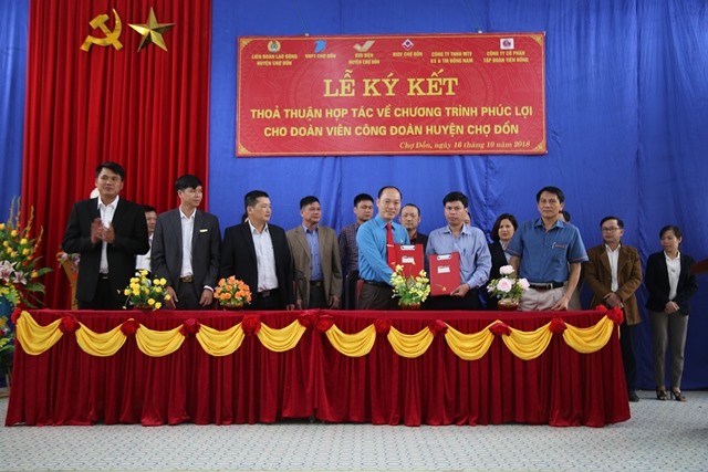 Tại Lễ ký thỏa thuận hợp tác giữa LĐLĐ huyện Chợ Đồn với 5 doanh nghiệp về Chương trình phúc lợi cho đoàn viên. Ảnh: LĐLĐ huyện Chợ Đồn