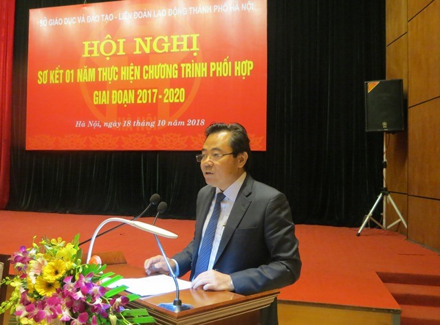 Phó Chủ tịch LĐLĐ TP. Hà Nội Nguyễn Chính Hữu báo cáo công tác phối hợp giữa LĐLĐ TP. Hà Nội và Sở GDĐT TP. Hà Nội tại hội nghị. Ảnh: Xuân Trường