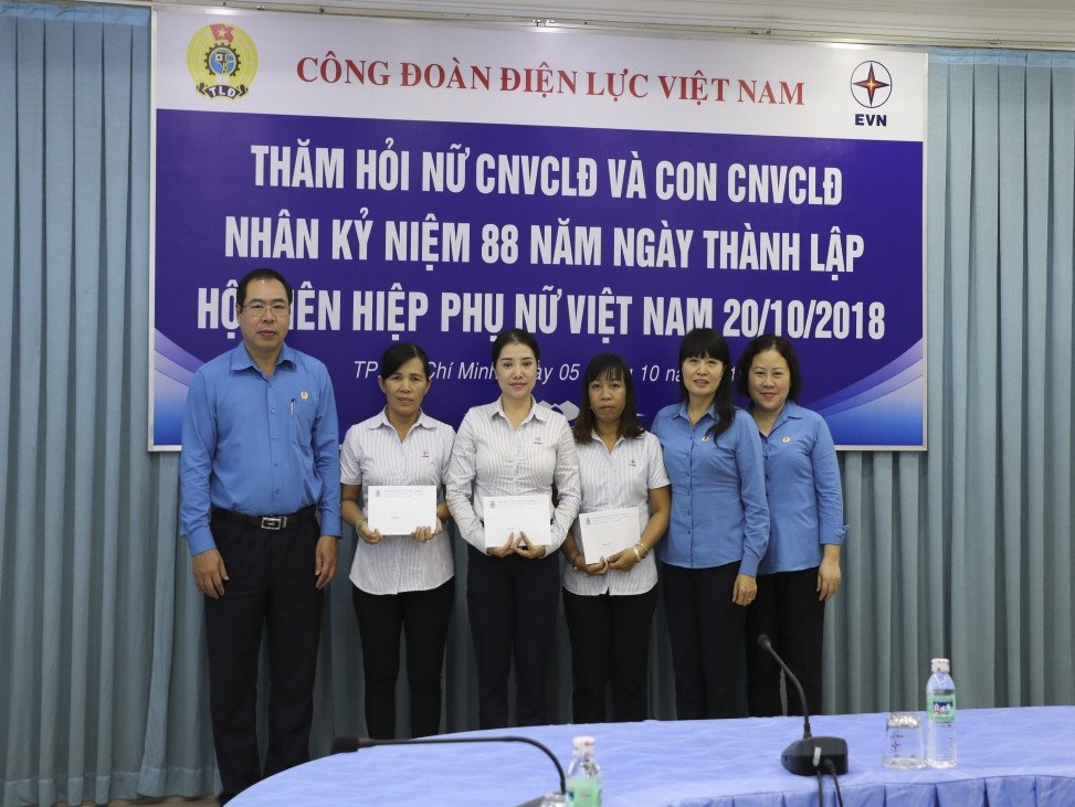 CĐ ĐLVN tặng quà cho nữ đoàn viên có hoàn cảnh khó khăn. Ảnh: Đ.L