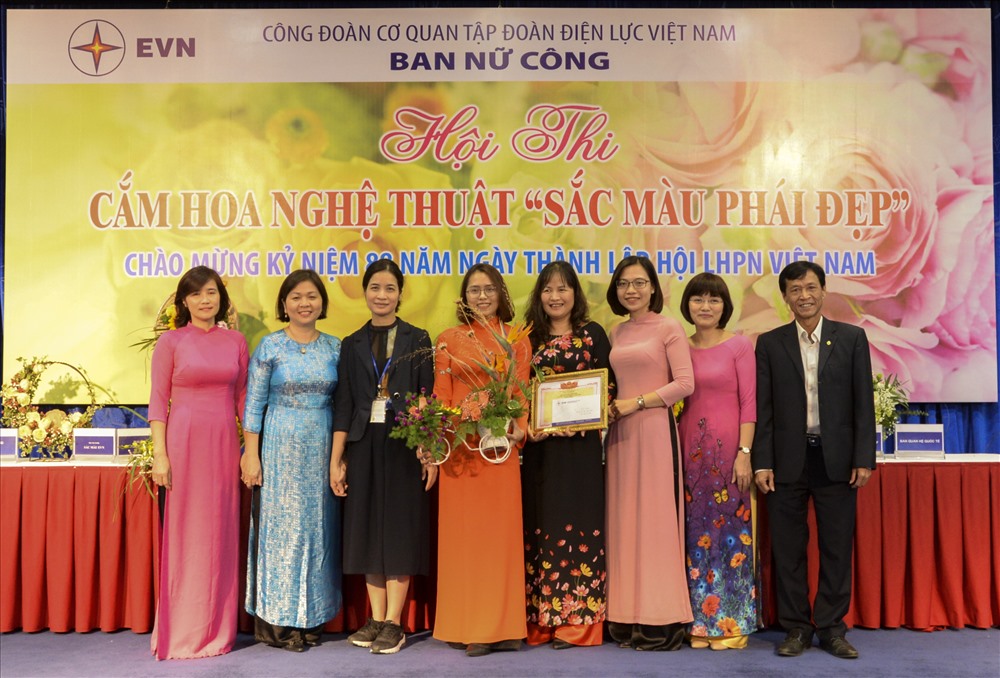 Ban Tổ chức Hội thi trao giải Nhất cho tác phẩm “Đôi bàn tay mẹ” của đội Liên Ban 1. Ảnh: Đ.L