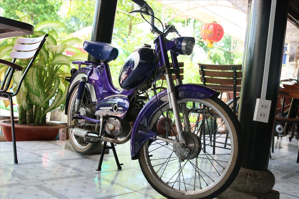 Kế đến là chiếc Sachs Goebel. Du nhập đến Việt Nam vào những năm 1950, những chiếc Sachs Goebel sở hữu thiết kế lạ mắt như bình xăng bầu đặt trước tay lái, cụm đèn pha rời.
Những chiếc Sachs Goebel được vận hành thông qua bàn đạp. Muốn nổ máy người lái xe dựng chân chống đứng và bắt đầu đạp cho đến khi làn khói trắng nghi ngút thải ra từ ống xả thì chiếc xe hai thì mới trong tình trạng hoạt động.
Ngoài công dụng khởi động, bàn đạp trên những chiếc Sachs Goebel còn được sử dụng như một chiếc xe đạp mỗi khi xe hết nhiên liệu.