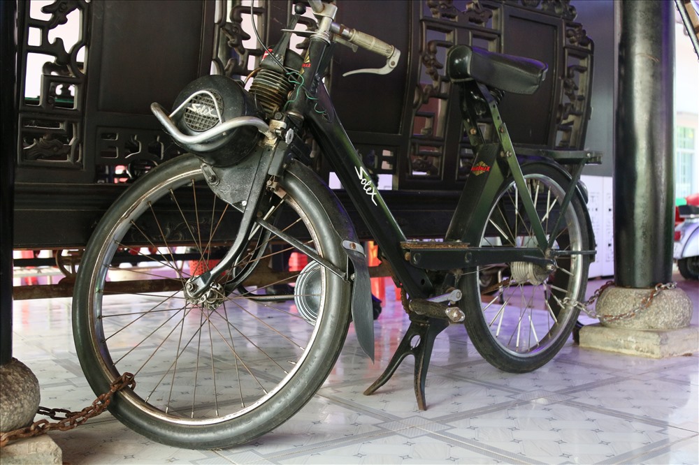 Xe đạp Solex cơ giới đã được hình thành trong thời kỳ Thế chiến II và bán trên thị trường vào năm 1946 đến năm 1988 tại Pháp. Đến năm 1988 Pháp ngừng sản xuất xe Solex. Nó sống trong gần hai thập kỷ là một thiết kế được cấp giấy phép sản xuất tại Trung Quốc và Hungary. Solex có động cơ 49 cc (3.0 cu in) động cơ gắn trên bánh trước. Nguồn điện được cung cấp thông qua một con lăn gốm nhỏ quay trực tiếp trên các bánh xe phía trước bằng ma sát của lốp. Dòng xe trên thuộc lớp Velosolex Mit 45 ccm, sản xuất trong giai đoạn năm 1946-1947. Ảnh: Bảo Trung