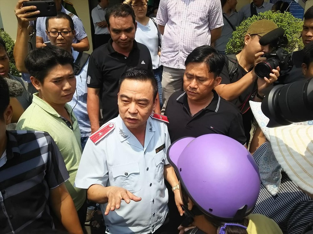 Ông Nguyễn Hồng Điệp - Trưởng Ban Tiếp công dân trung ương trao đổi với người dân Thủ Thiêm.