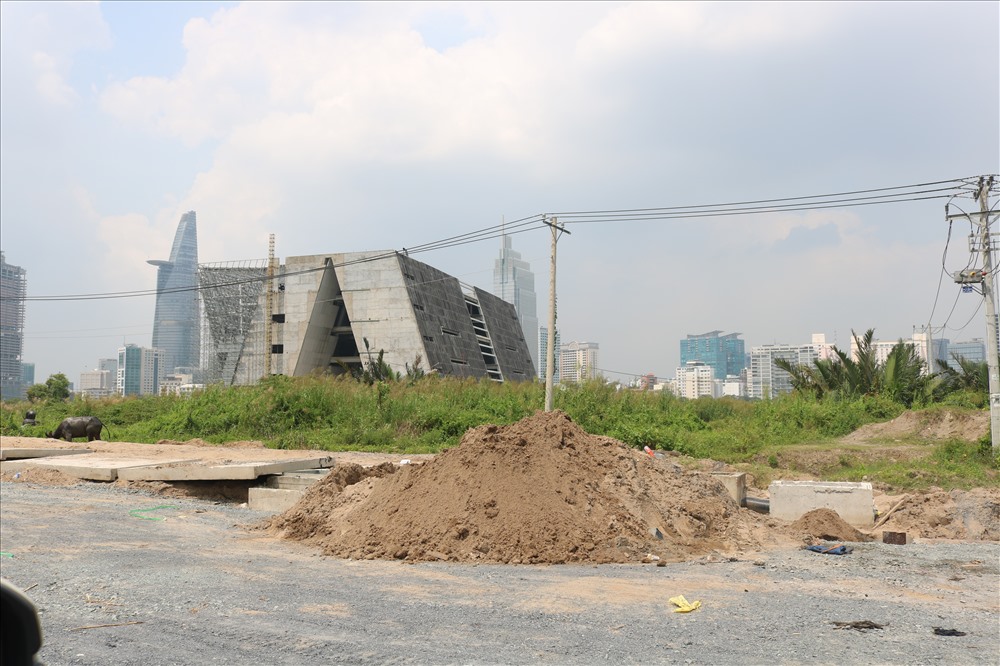 Công trình nằm đơn độc tại khu vực vắng vẻ không có nhà dân hay tòa nhà văn phòng nào.