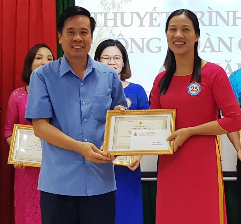 Đồng chí Dương Đức Khanh, Ủy viên BCH Tổng LĐLĐ Việt Nam, Chủ tịch LĐLĐ tỉnh Ninh Bình trao thưởng cho thí sinh đạt giải nhất. Ảnh: NT