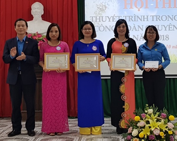 Đồng chí Trần Kim Long, Phó chủ tịch LĐLĐ tỉnh Ninh Bình trao thưởng cho các thí sinh đạt giải khuyến khích. Ẩnh: NT
