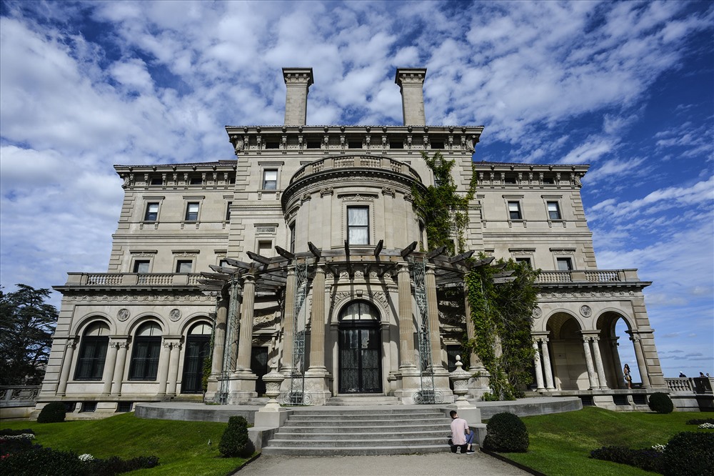 Lâu đài “The Breakers” được xây dựng ở thành phố Newport, tiểu bang Rhode Island, với diện tích gần 21.000m2 và có trên 70 phòng. Công trình kiến trúc được xếp vào danh sách những lâu đài đẹp nhất trên thế giới, không chỉ thể hiện sự giàu sang của gia tộc Vanderbilt mà còn đại diện cho tầng lớp thượng lưu Mỹ có tham vọng xã hội nhưng thiếu một phả hệ cao quý, quyết tâm hướng đến địa vị tầng lớp quý tộc Châu Âu.