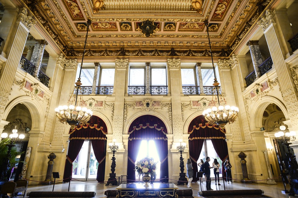 Đại sảnh của lâu đài The Breakers. Kiến trúc sư Richard Morris Hunt, người có vai trò rõ rệt trong việc hình thành bộ mặt New York và được coi là “đại sứ của nền kiến trúc Mỹ” sau khi thiết kế đế của bức tượng Nữ thần tự do và những căn biệt thự xa hoa nhất trên đại lộ Fifth Avenue chính là tác giả của lâu đài The Breakers.