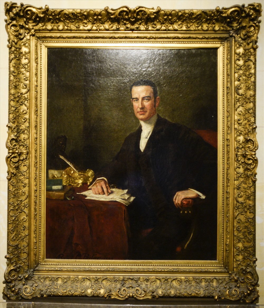 Chân dung Cornelius Vanderbilt II, chủ lâu đài The Breakers được vẽ bởi hoạ sĩ nổi tiếng John Sargent. Chủ nhà đã phải ngồi 6 lần để hoàn thành bức chân dung này vào năm 1890.