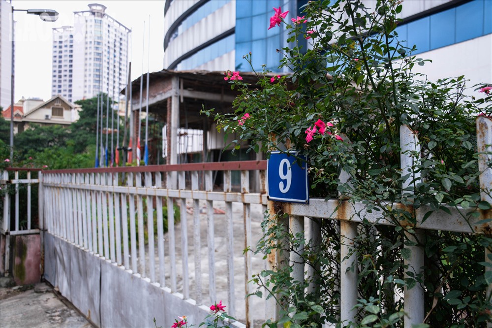 Dự án bệnh viện Hoa Kỳ nằm ở trung tâm quận Cầu Giấy, mặt trước nhìn ra hồ Nghĩa Tân.
