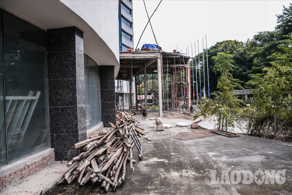 Năm 2001, UBND TP Hà Nội đã ra quyết định thu hồi 9.998 m2 đất tại phường Nghĩa Tân, phường Dịch Vọng, quận Cầu Giấy và cho phép Bệnh viện Quốc tế Hoa Kỳ thuê 8.540 m2, quản lý 1.458 m2 trong thời hạn 40 năm. Tuy nhiên, đến nay, bệnh viện triệu USD này vẫn nằm im bất động. Xung quanh bệnh viện cỏ dại mọc cao ngang đầu người.