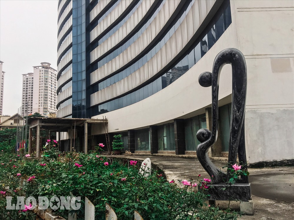 Những bức tượng trong khuôn viên bệnh viện.