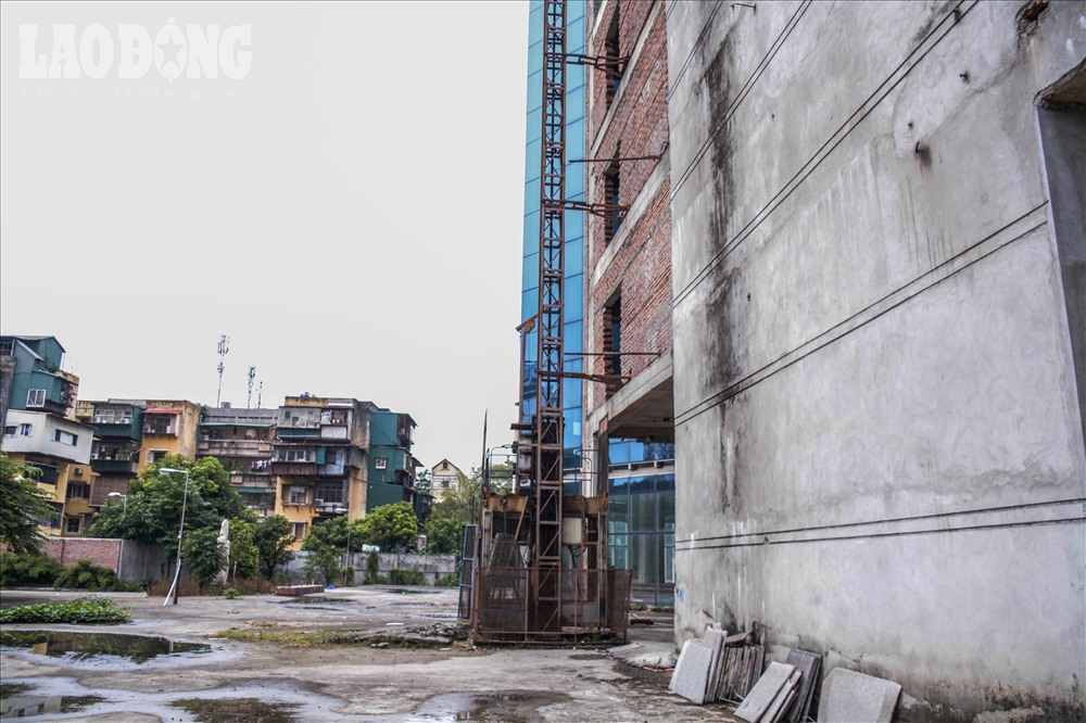 Mặt sau tòa nhà giáp với các khu dân cư D3, D2, D6 Nghĩa Tân (Cầu Giấy) hiện vẫn đang xây dựng dang dở.