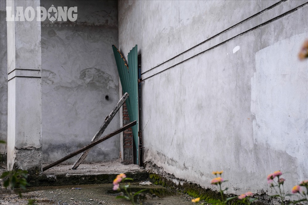 Mặt sau tòa nhà giáp với các khu dân cư D3, D2, D6 Nghĩa Tân (Cầu Giấy) hiện vẫn đang xây dựng dang dở.