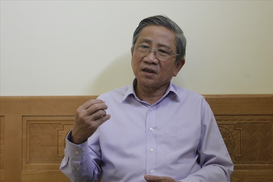Giáo sư Nguyễn Minh Thuyết - Tổng chủ biên chương trình mới. Ảnh: Nguyễn Hà