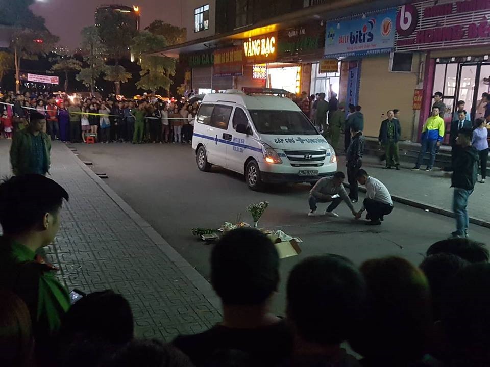 Đến hơn 22h, xe cứu thương đến, đưa thi thể cháu bé đi.