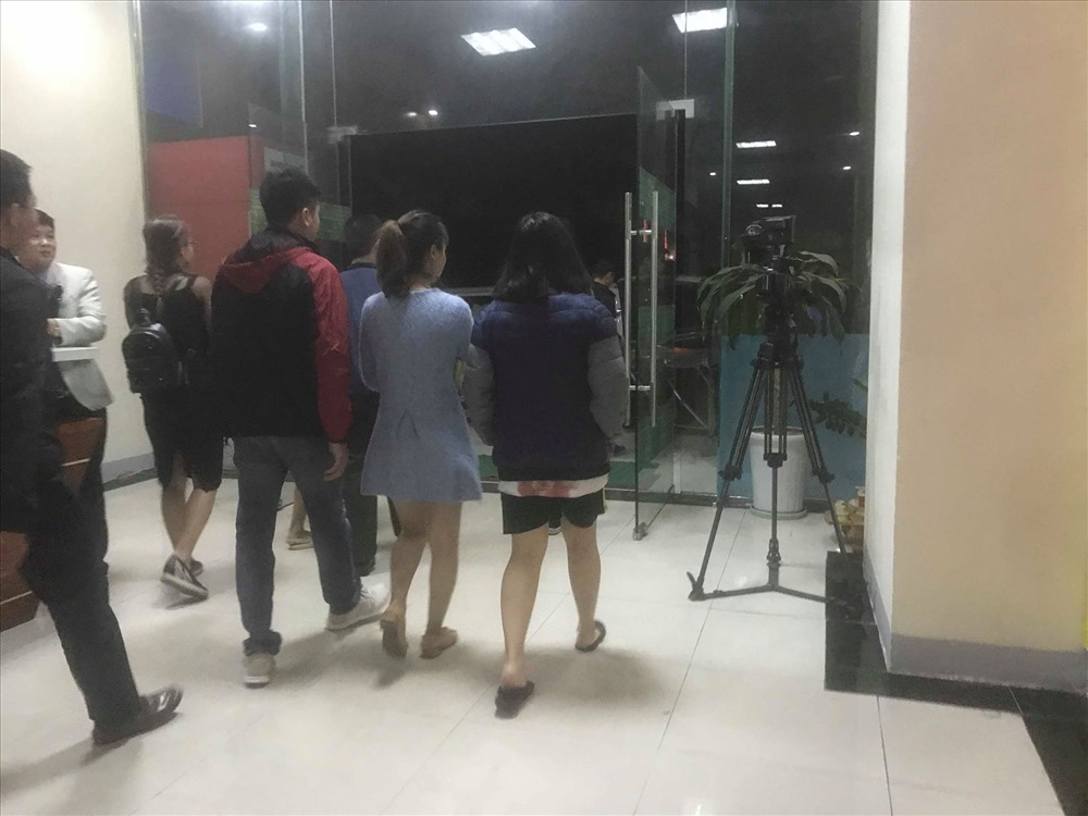 Hai cô gái được đưa đi trong đêm.