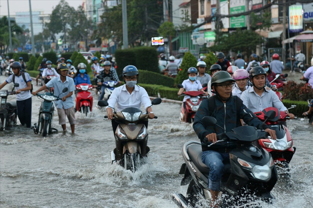 Mỗi lần triều cường dâng cao, hàng loạt các tuyến đường trọng điểm của TP. Cần Thơ luôn chịu cảnh ngập sâu trong nước. Ảnh: BT