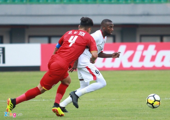 Hàng phòng ngự U19 Việt Nam đã có một ngày thi đấu rất mất tập trung, dẫn tới 2 bàn thua sau đó. Ảnh: Zing.vn