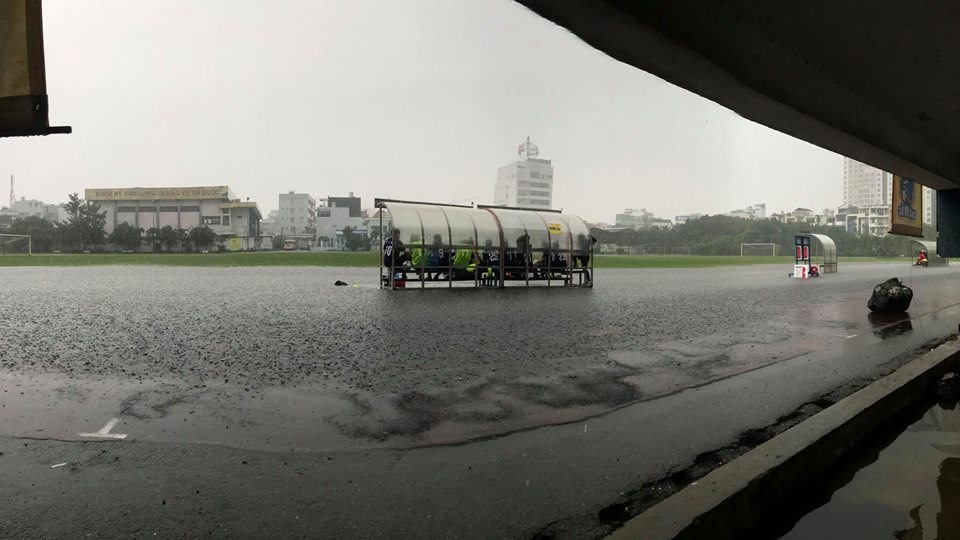 Mặt sân Quận 8 biến thành biển nước.