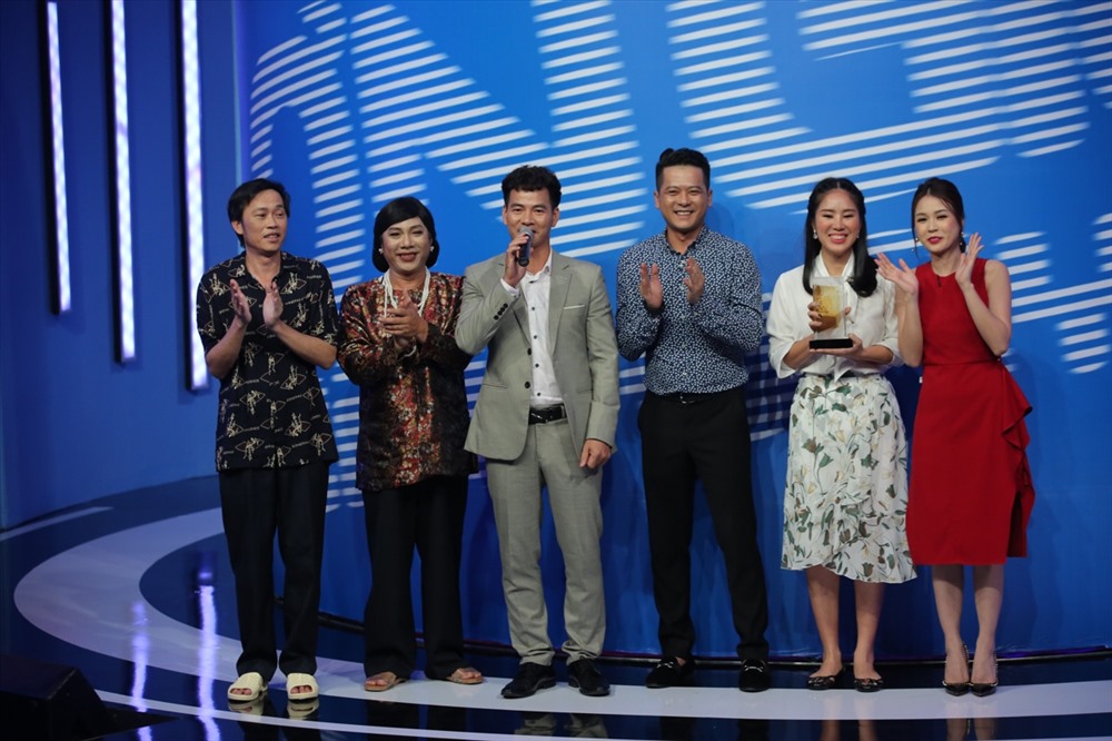 Người đẹp xuất sắc nhận cúp của chương trình “Ơn giời cậu đây rồi“.