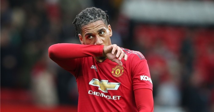 Smalling không đủ tầm để lĩnh xướng hàng thủ. Ảnh: Goal.