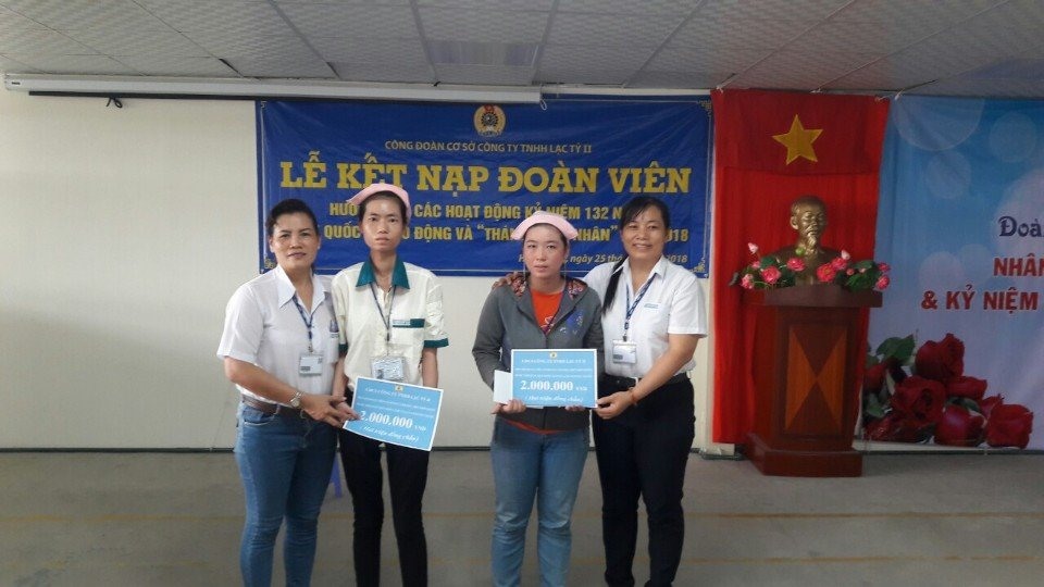 Bà Nguyễn Thị Gọn (thứ nhất bìa phải) trao tiền hùn vốn xoay vòng cho CNLĐ