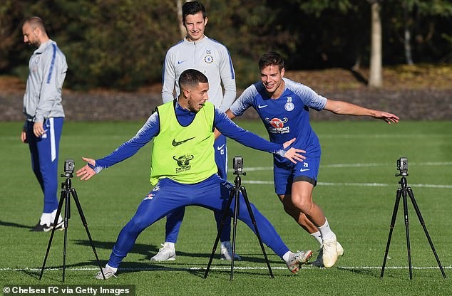 Hazard (áo bib) đang được đặt trọn niềm tin. Ảnh: Getty.