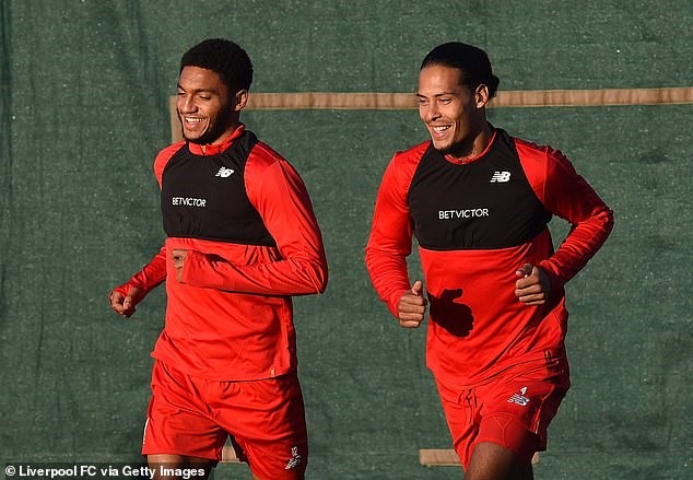 Van Dijk (phải) đã tập luyện trở lại nhưng khả năng ra sân không cao. Ảnh: Getty.