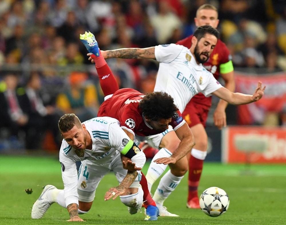 Pha Judo của Ramos để lại hậu quả quá nặng nề cho Salah. Ảnh: Goal.