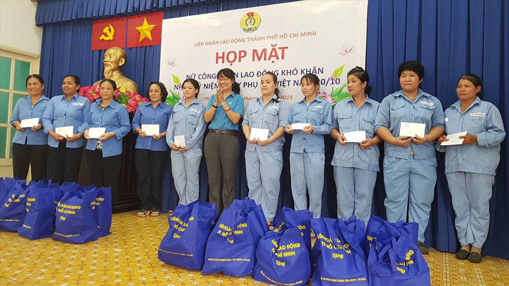 Tổ chức công đoàn TP hy vọng món quà sẽ chia sẻ phần nào khó khăn với các chị em đang làm nghề thu gom rác