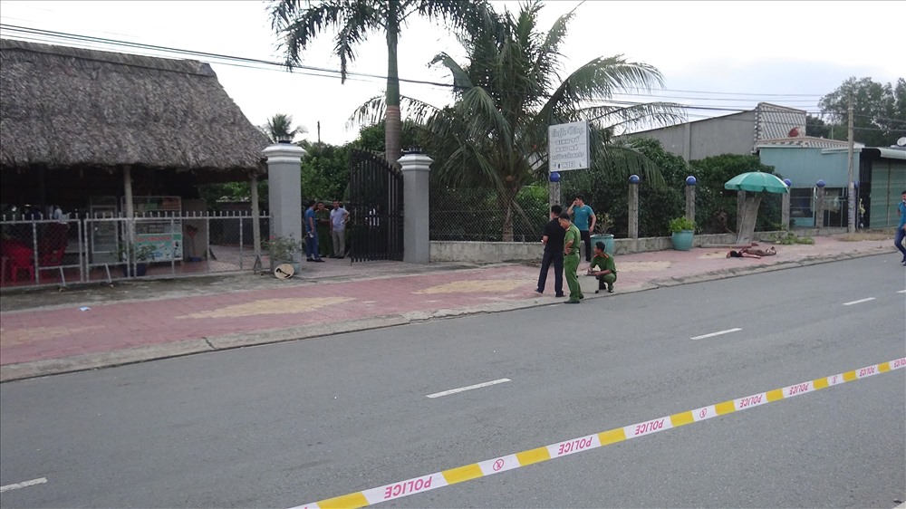 Nạn nhân chạy ra ngoài được khoảng 15m thì ngã gục tử vong trên vỉa hè.