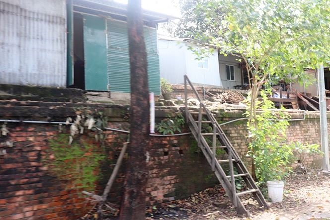 Người dân mong sớm thoát cảnh bắt thang lên sống Thượng thành như thế này