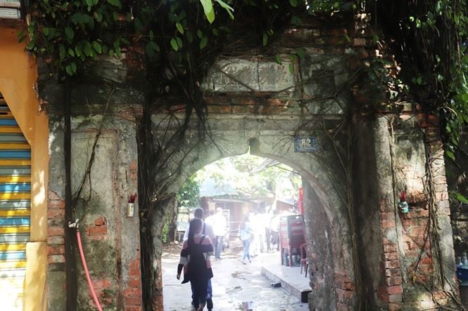 Lối vào cung phủ vàng son xưa giờ trở nên hoang phế