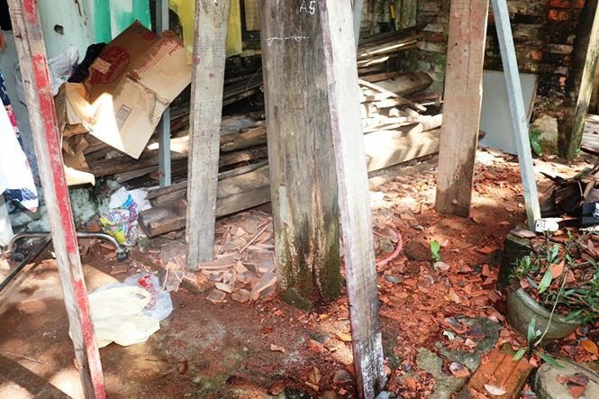 Gạch ngói, vôi vữa nhà cổ hoang phế rơi vãi xuống những chân cột chống tạm cho ngôi nhà sắp sập