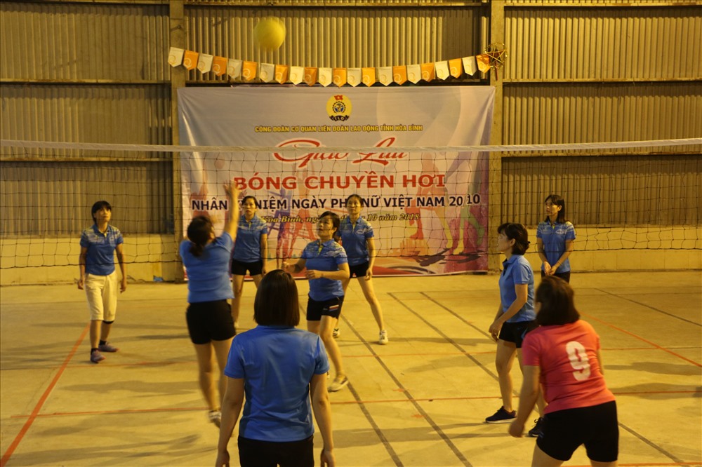 Các CBCNV giao lưu bóng chuyền.