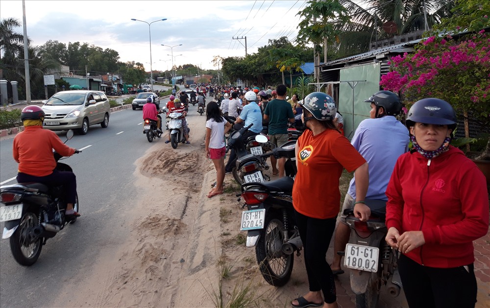 Người dân theo dõi công an khám nghiệm hiện trường.
