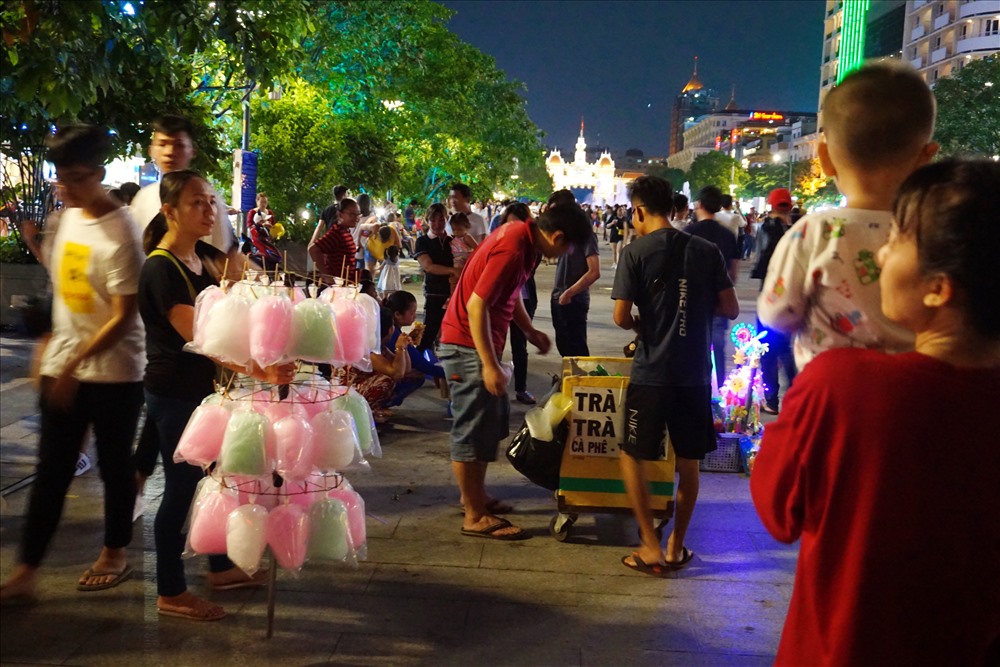 Đến phố đi bộ vào những ngày cuối tuần, không khó bắt gặp những gánh hàng rong, xe hàng nước ngang nhiên đứng “dàn trận” buôn bán ngay trên lối đi bộ.