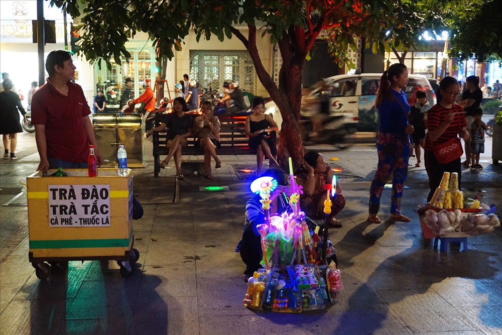 Đến phố đi bộ vào những ngày cuối tuần, không khó bắt gặp những gánh hàng rong, xe hàng nước ngang nhiên đứng “dàn trận” buôn bán ngay trên lối đi bộ.