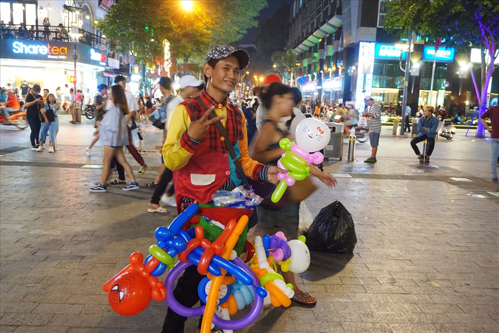 Những mặt hàng rong thường gọn nhẹ để dễ di chuyển khi gặp lực lượng chức năng.