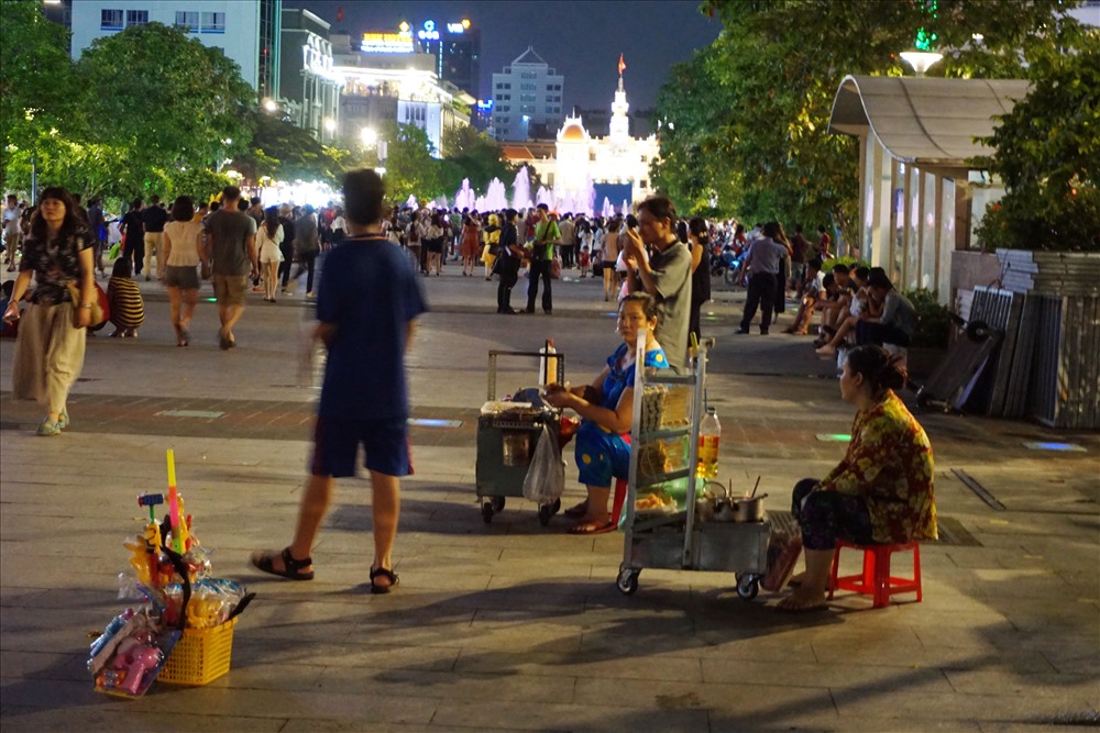 Trước đó, ông Đoàn Ngọc Hải - Phó chủ tịch UBND quận 1, cho biết những ngày tới quận này sẽ xử lý dứt điểm tình trạng bán hàng rong gây mất vệ sinh trên phố đi bộ Nguyễn Huệ, đảm bảo cho người dân có không gian đi bộ sạch đẹp, văn minh.