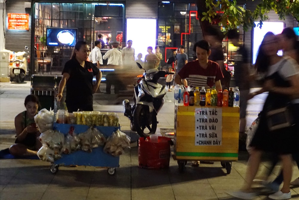 Mặt hàng được bán chủ yếu là thức ăn nhanh, trái cây, nước giải khát...