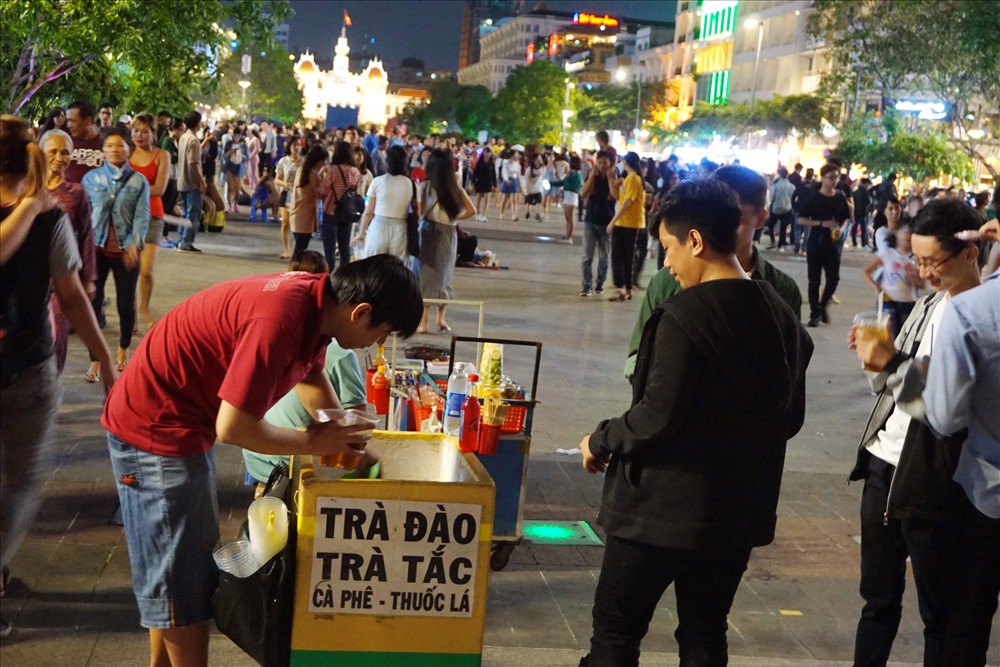 Tuy nhiên nói dễ làm khó, đến nay tình trạng người dân tràn vào bán hàng rong vẫn không thay đổi.