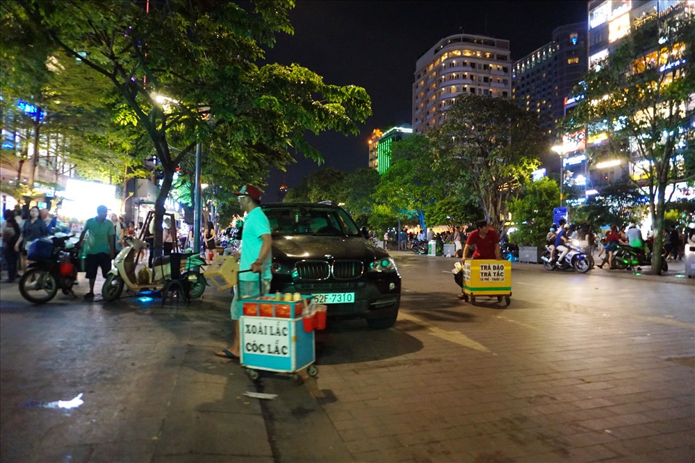 Khi phát hiện lực lượng chức năng họ nhanh chóng dời đi nơi khác lánh mặt. Tuy nhiên, ít phút sau họ lại xuất hiện trên phố đi bộ Nguyễn Huệ.