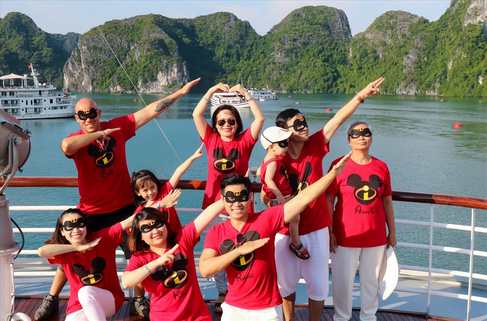 Gia đình Nguyên Khang mặc áo mickey đi du lịch khắp nơi.