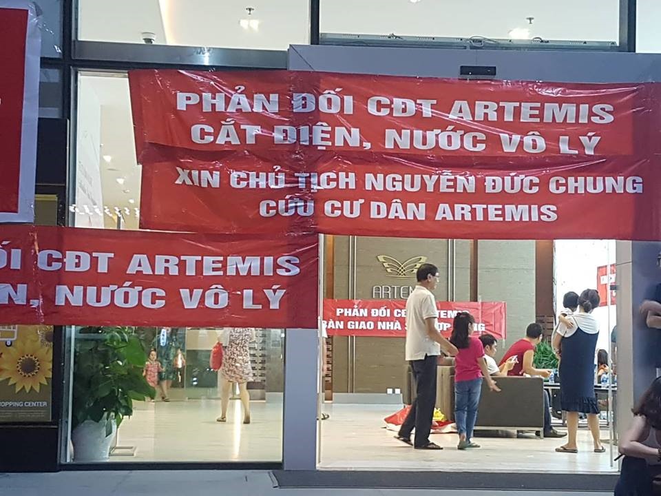 Cư dân treo băng rôn phản đối chủ đầu tư cắt nước vô lý.