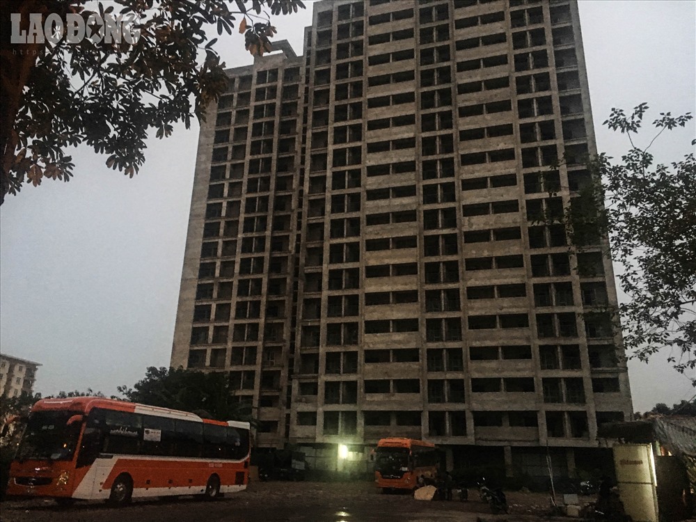 Mặt tiền của một tòa nhà trong khu ký túc trở thành bãi đỗ xe.