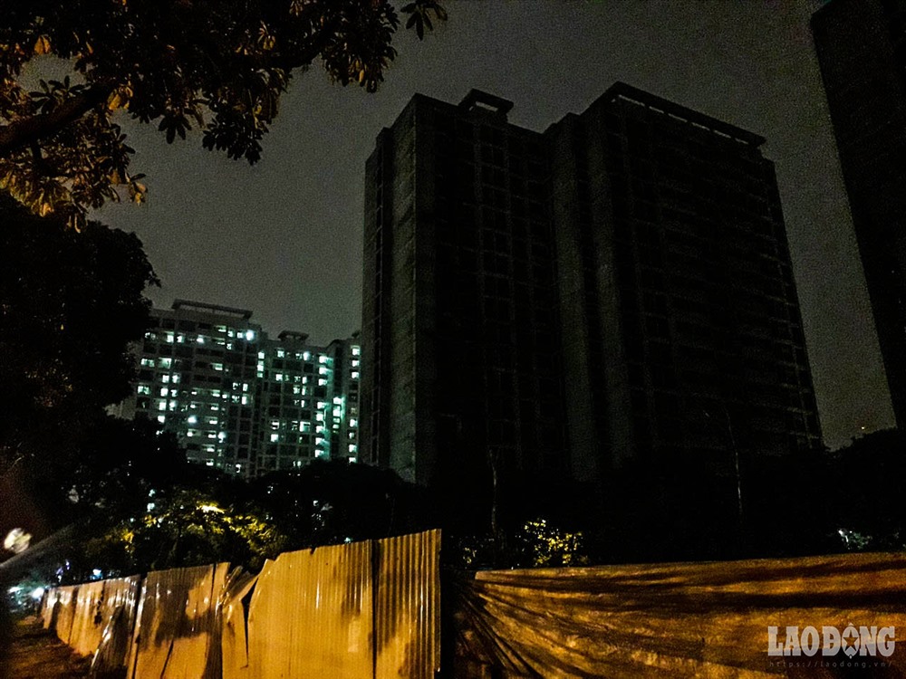 Bên cạnh một tòa nhà sáng điện, ký túc xá