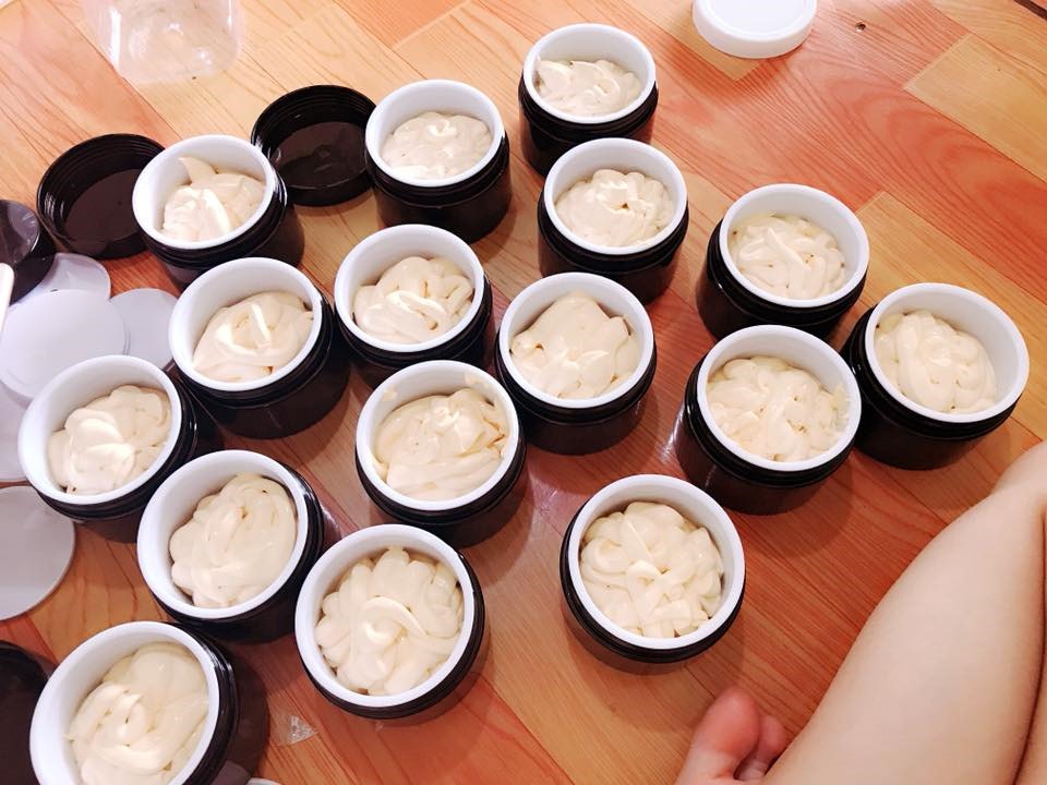 Kem trộn siêu trắng trôi nổi, không nhãn mác được quảng cáo rầm rộ trên mạng. Ảnh: FB