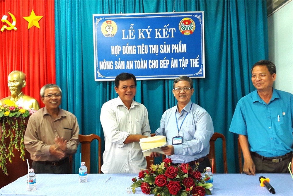 Quang cảnh ký kết hợp tác cung ứng -tiêu thụ nông sản an toàn cho trường học. Ảnh: Lục Tùng